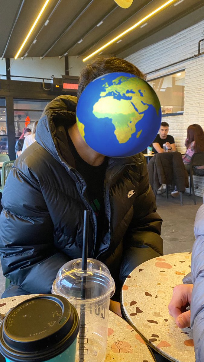 ayça harbi diyorum bak o tavrın var ya o surat o gözlerini kaydırman var ya yemin ederim bak benim sinirlerimi bozma bak git karşımda oturma ya harbi diyorum git içerde otur