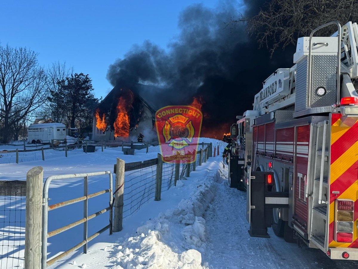 ctfirephoto's tweet photo. Happening now. CFPA member Jack McCarthy @FillTheBoxFire is on the scene of a barn fire in the town of Branford, CT. https://t.co/gJkN5n3Nus