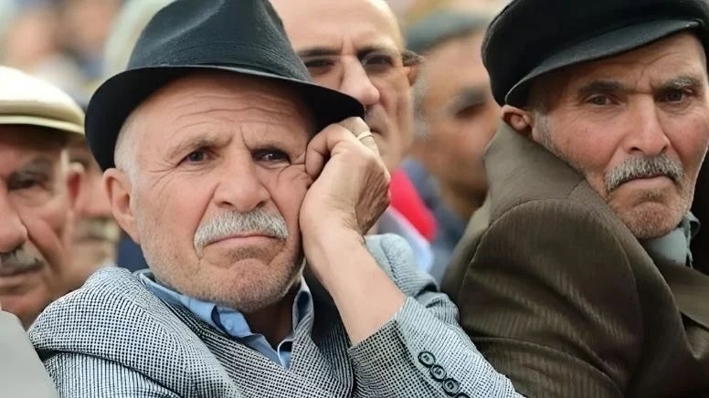 bgyetherr's tweet photo. İş Bankası günlük yemek ücretini 600 ₺ yaptıktan sonra,

çalışanlarının 33 günlük yemek ücreti en düşük emekli maaşı kadar oldu. https://t.co/s2IwLbXXuu