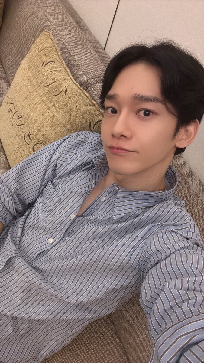 Ace_BBH's tweet image. HNGNGNNG JONGDAE SEEMS TO BE IN A GOOD MOOD 🥹🥹🥹

📸
"I'll sit down for a bit and blank out"
"Then rest well today"
📸
"Wiped my camera lens"
"The lens was so dirty ㅎㅎㅎ"
"Then, everyone, spend your friday night comfortably 🌟"
"And spend your weekend well🫶"
"Bye~~!✌️"
"🔜l
