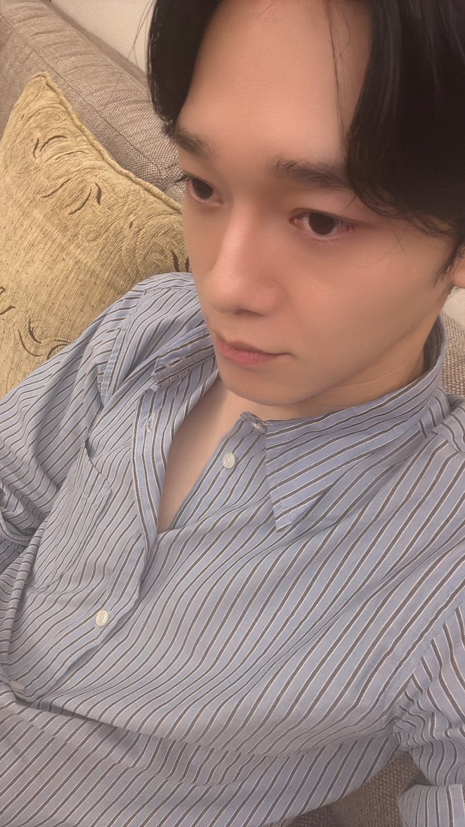 Ace_BBH's tweet image. HNGNGNNG JONGDAE SEEMS TO BE IN A GOOD MOOD 🥹🥹🥹

📸
"I'll sit down for a bit and blank out"
"Then rest well today"
📸
"Wiped my camera lens"
"The lens was so dirty ㅎㅎㅎ"
"Then, everyone, spend your friday night comfortably 🌟"
"And spend your weekend well🫶"
"Bye~~!✌️"
"🔜l