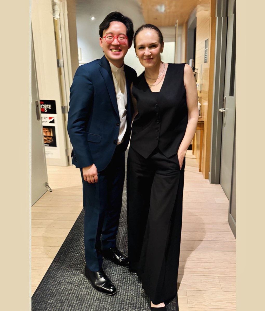 Pianist Angela Yoffe wearing our #1 wide leg pleated pant for the opening of the North Shore Chamber Music Festival 2026 Onstage/Offstage Season with violinist Julian Rhee at Piano-Forte Chicago. 

👗 #atelierrosemarieumetsu
