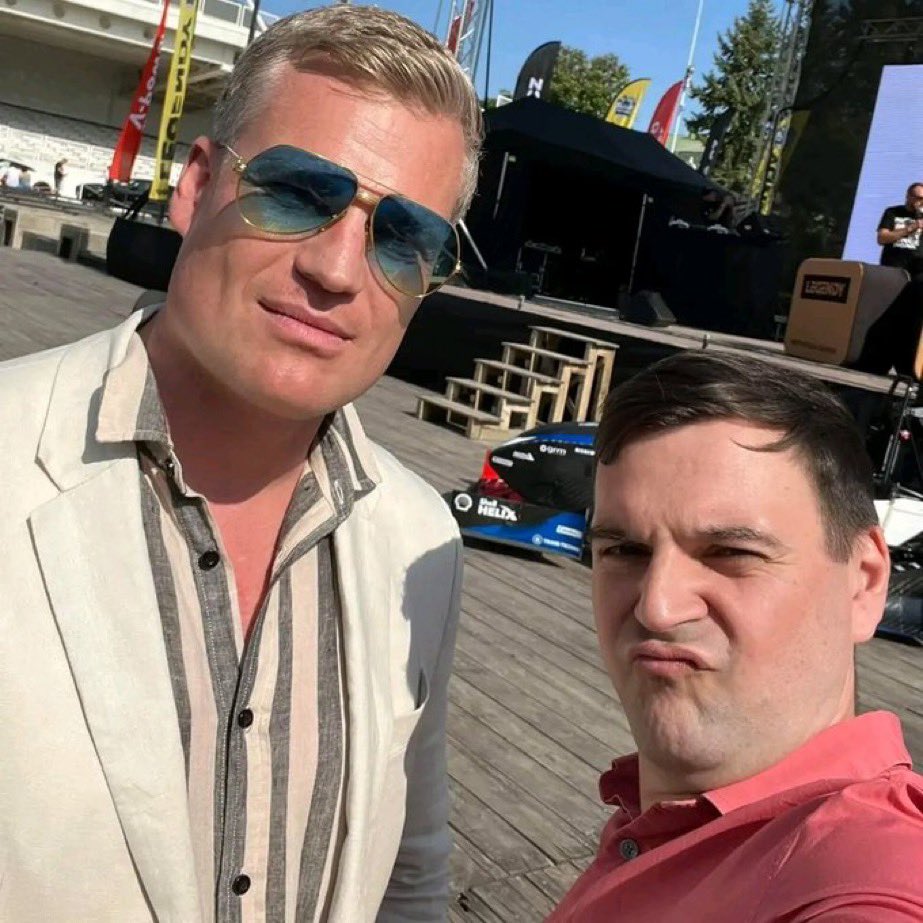 Člověk by se měl rozmyslet už v mládí, jestli se chce dát na dráhu čůráka nebo politika, protože změna z kariéry čůráka na kariéru politika má svá úskalí a drhne to.