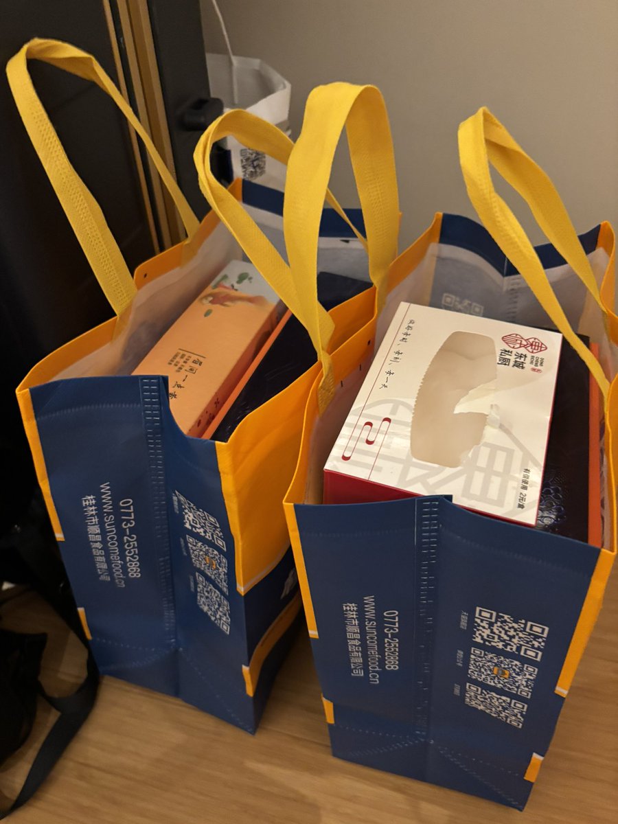 会社の人にたくさんお土産もらったんだけど、流石に持ち帰れるか心配になってきたぞ