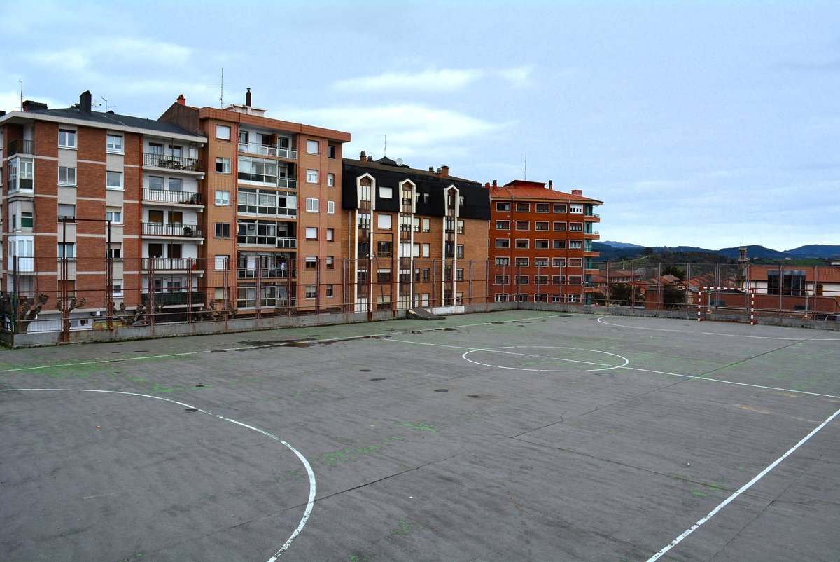 El Ayuntamiento invertirá 285.000 euros para rehabilitar el patio del Colegio Público Kueto

facebook.com/share/p/1KMqRg…
