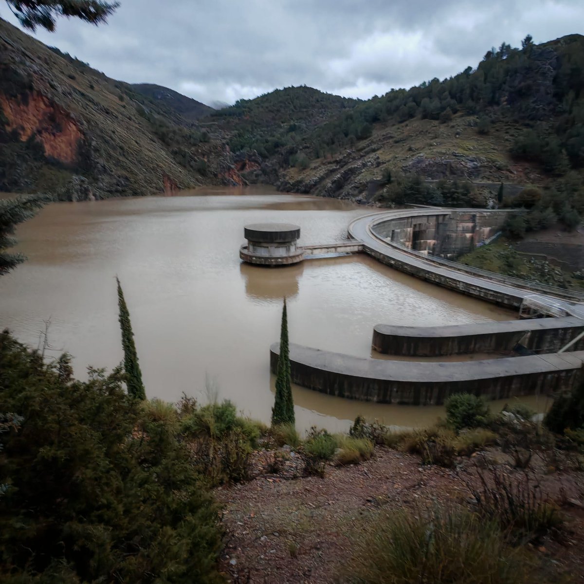 Imagen que me llega por WhatsApp del embalse de Quéntar en un estado estupendo y desembalsando agua...