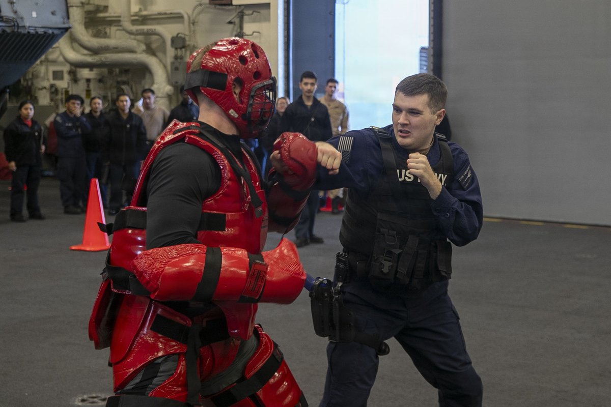 US7thFleet's tweet image. Train to fight,  fight to win!

The Tripoli Crew trains in hand-to-hand combat during a non-lethal weapons certification while forward deployed to 7th Fleet Jan. 23, 2026. 

#US7thFleet | #Readiness