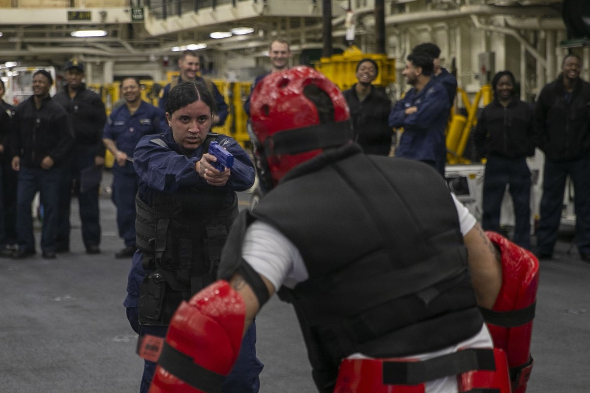 US7thFleet's tweet image. Train to fight,  fight to win!

The Tripoli Crew trains in hand-to-hand combat during a non-lethal weapons certification while forward deployed to 7th Fleet Jan. 23, 2026. 

#US7thFleet | #Readiness
