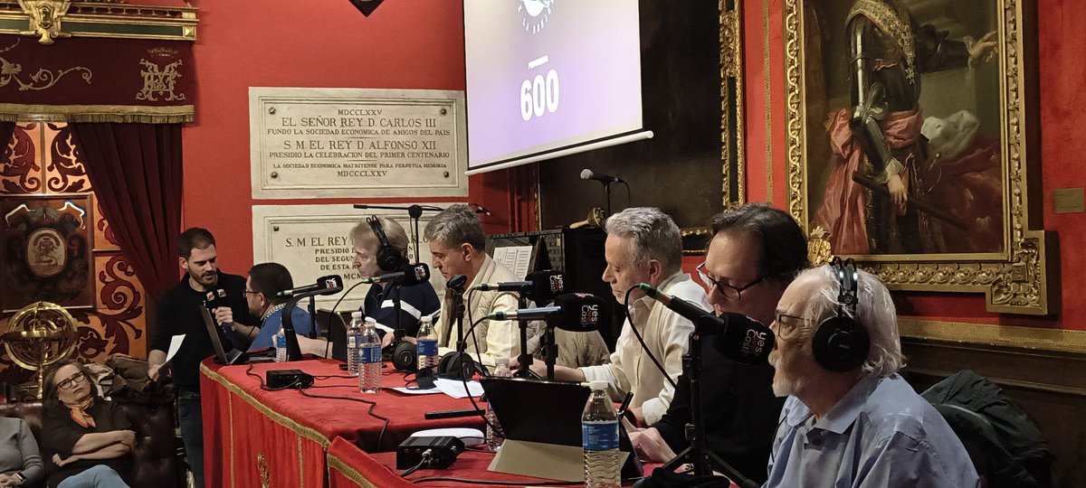 La Escóbula de la Brújula tweet media