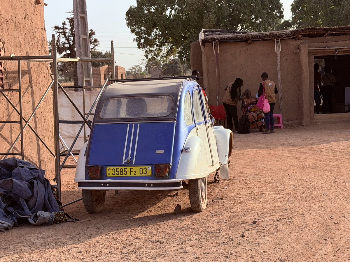 Sur le plateau de tournage de la série Burkinabé «Bienvenue à Kikideni »  de la réalisatrice ma tata Aminata Glez Diallo #Anwkaso