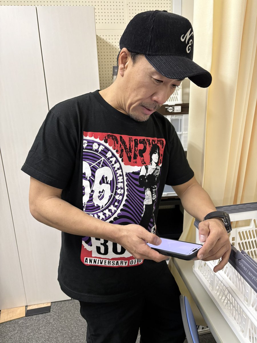 私の台湾土産のTシャツを着ないで怨霊さんのTシャツを着てくる八尾さんにイラっとしました。
スマホでも見てる感じでいきましょうかと撮影を指示してくるのにもイラっとしました。
