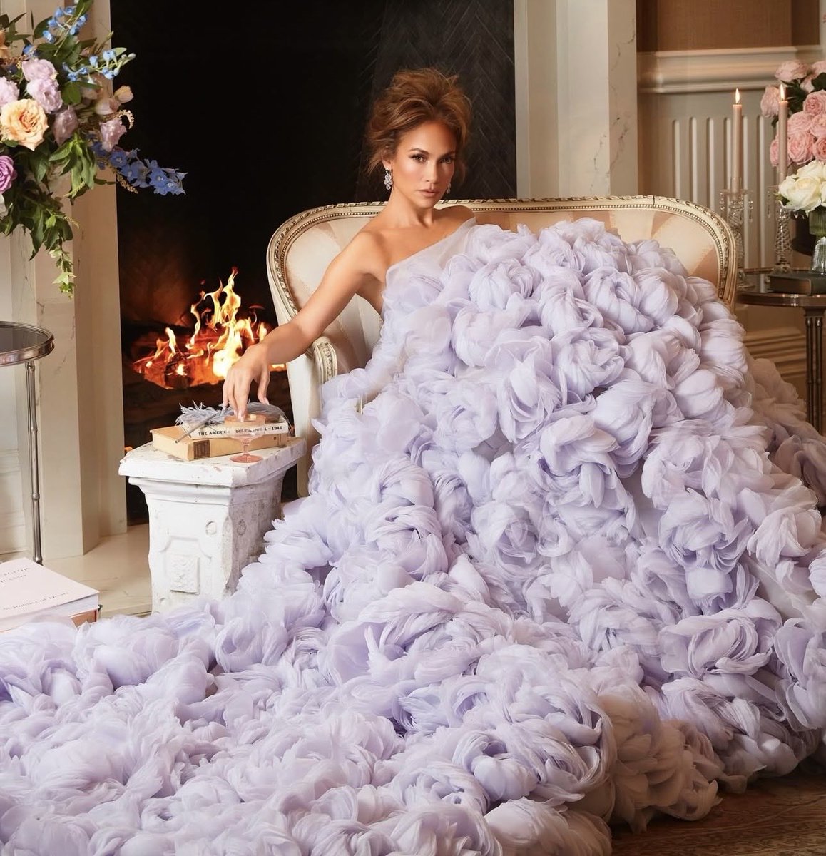 Jennifer Lopez, Bridgerton estetiğiyle göz kamaştırdı.