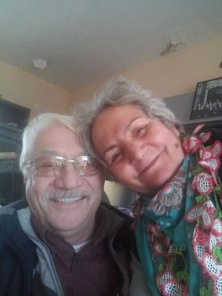 46 yıllık kocam bu sabah beni evden kovdu! 
Kırk altı yıldır aynı yastığa baş koyduğum adam
Bir zamanlar “Yiğidim” dediğim Cemal beni evden kovdu.
Elinde küçücük bir yastığı kendine siper etmiş, kapının önünde durdu:
“Hanımefendi… Gitseniz iyi olur.
Eşim birazdan gelir… Gülizar