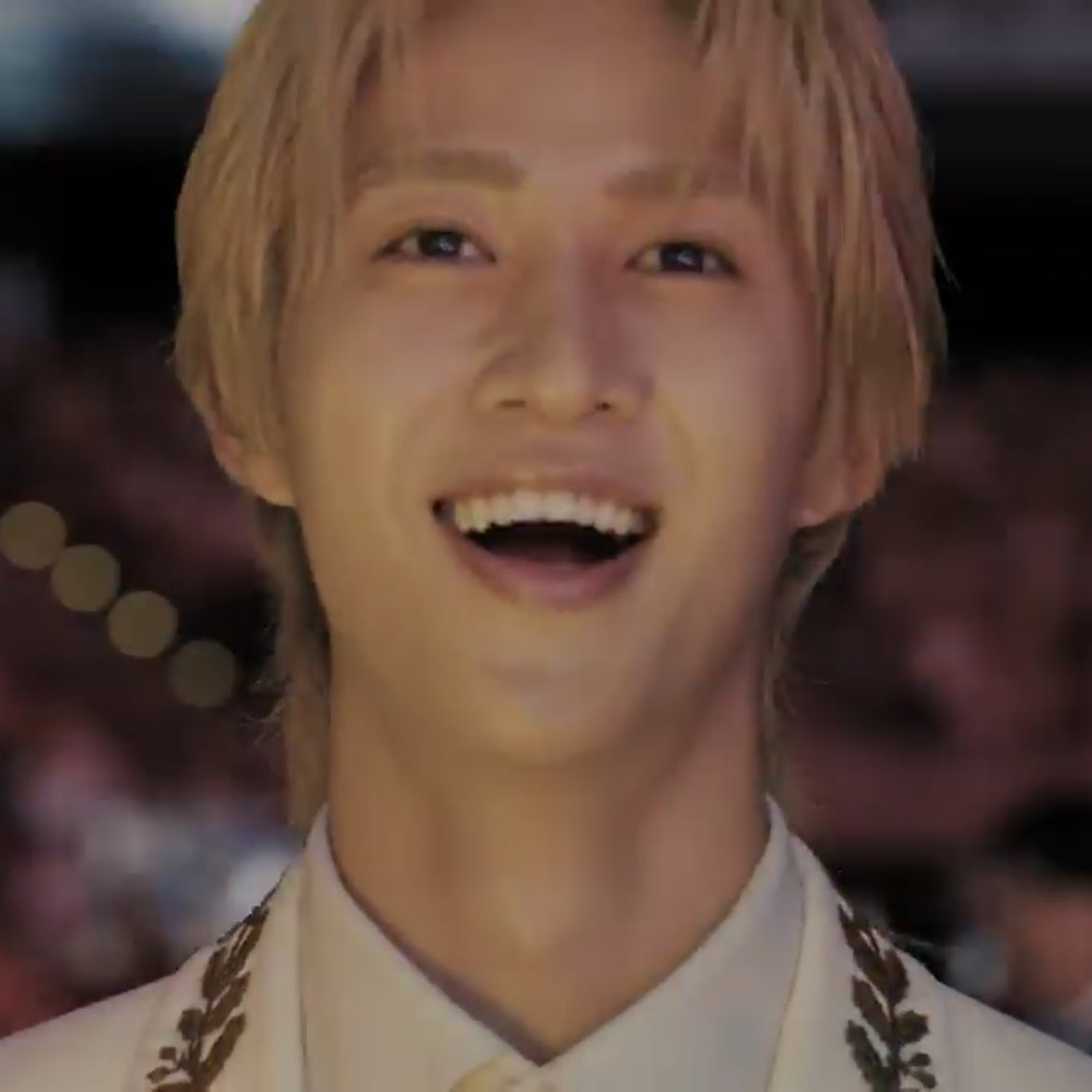 えいてぃ〜ずのパフォーマンスをキラキラの目で見つめる曽野舜太さんです