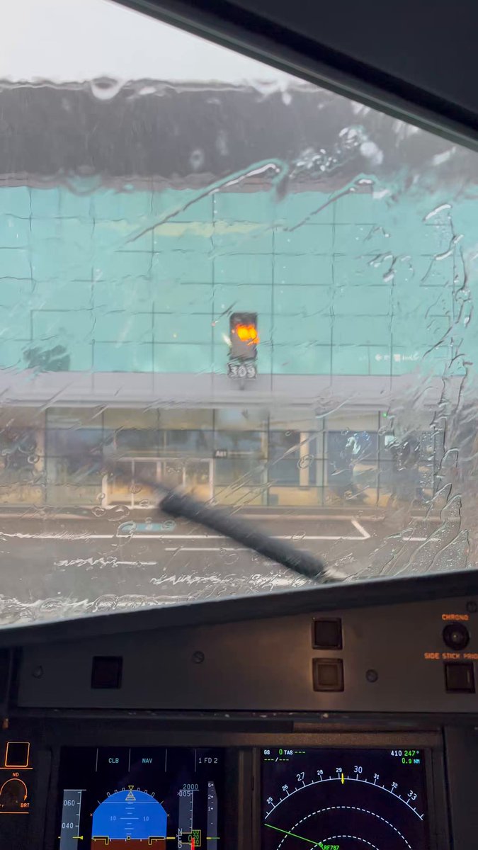 Günaydın ile tünaydın arası....kasvetli ve yağmurlu istanbula geldik....
Pilotunuzdan sevgilerle