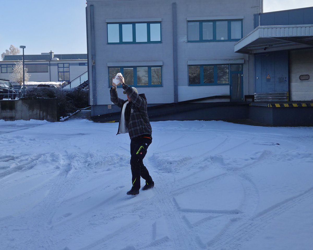 resis_tec's tweet photo. Tja, auf frischer Tat ertappt!
Wer angefangen hat?
Keine Ahnung 😂
Eines ist aber sicher: Blitzschutz macht Spaß ⚡😁
#JobFun #ResisTec #Team #Schneeballschlacht #FridayVibes https://t.co/ijsh1ZWYBs