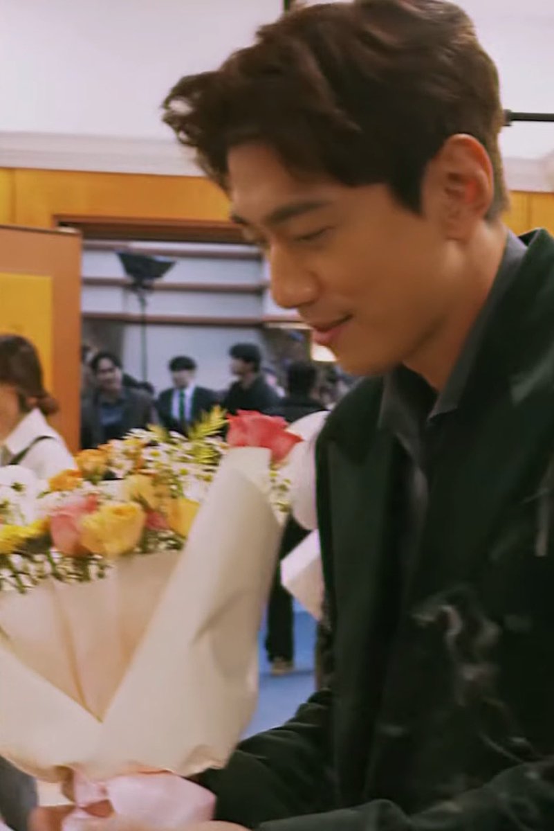 오늘 성준이 데뷔 15년 되는 날이라고요?
진짜 케이크던지고 꽃 주고 만세하면서 강강술래하고
룰루리랄랄리 꽉 안아 해야하는 날이잖아