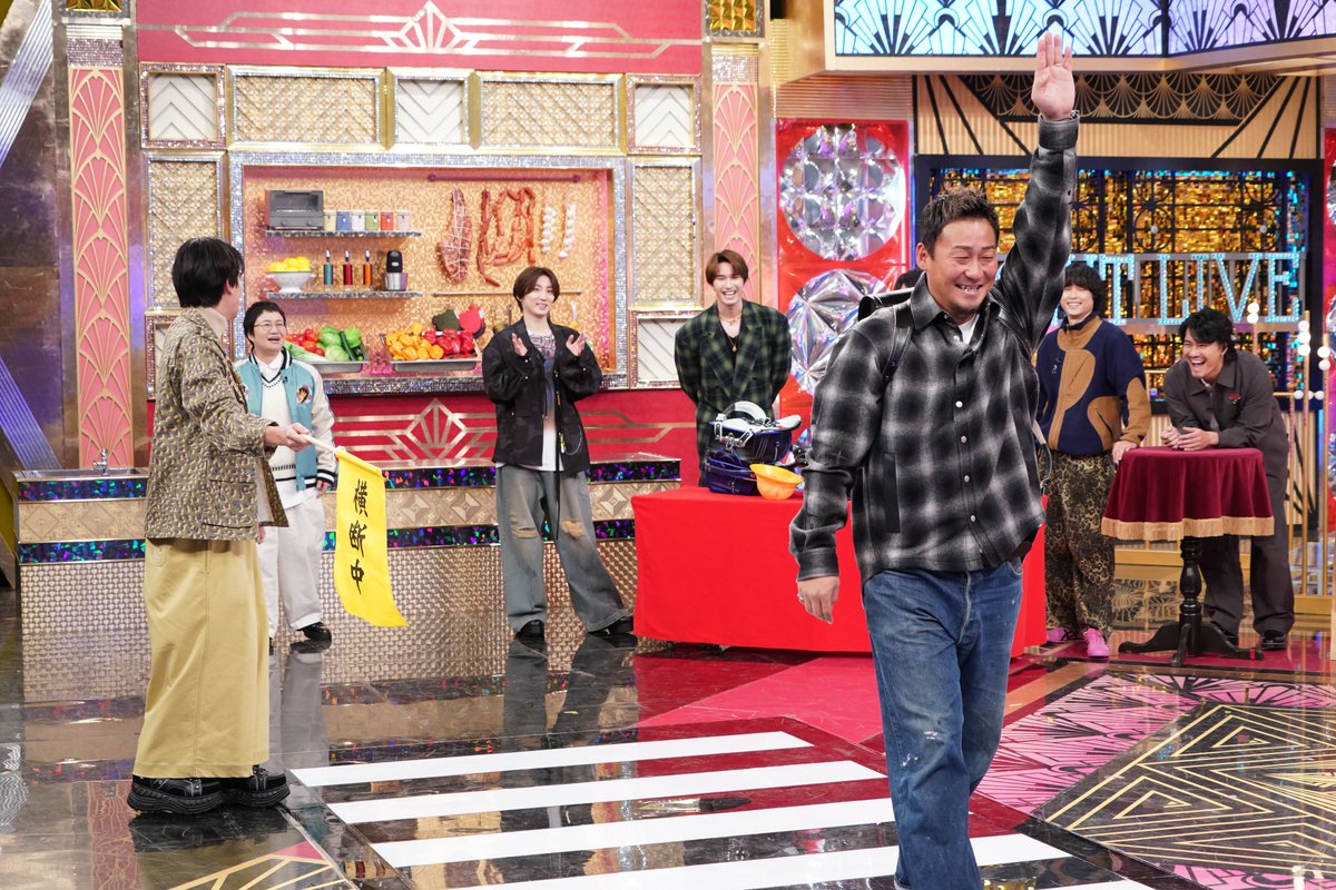 oricon's tweet photo. 📺Golden SixTONES

櫻井翔＆中田翔❗️超異色の"ダブル翔"
ヤンチャな男子8人が大暴れ💥

櫻井翔vsアキラ100%
→絶対にミスれないお盆芸に初挑戦

中田にメンバーがビビりまくり
ランドセルで人生初の小学生コント⁉️
こわもての中田が笑いっぱなし
https://t.co/lWUYlHOwWj

#GOスト https://t.co/emVU0jJqyH