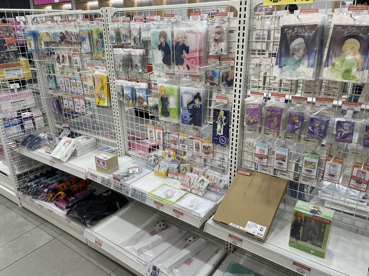 LL_Kr2Jp's tweet photo. アニプラス合井店定期巡回

かろうじてラブライブ商品はあるが、以前より減ってる？
(前回より在庫は多少減って、新しいグッズの入荷がない感じ)

コラボカフェはブルアカとアベムジカ実施中 https://t.co/mJJkgVMg4b