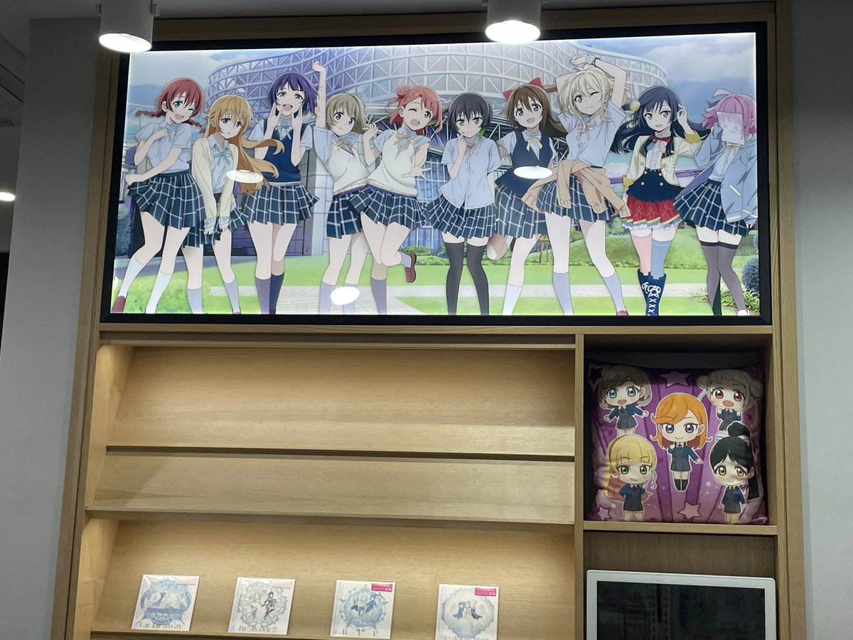 LL_Kr2Jp's tweet photo. アニプラス合井店定期巡回

かろうじてラブライブ商品はあるが、以前より減ってる？
(前回より在庫は多少減って、新しいグッズの入荷がない感じ)

コラボカフェはブルアカとアベムジカ実施中 https://t.co/mJJkgVMg4b