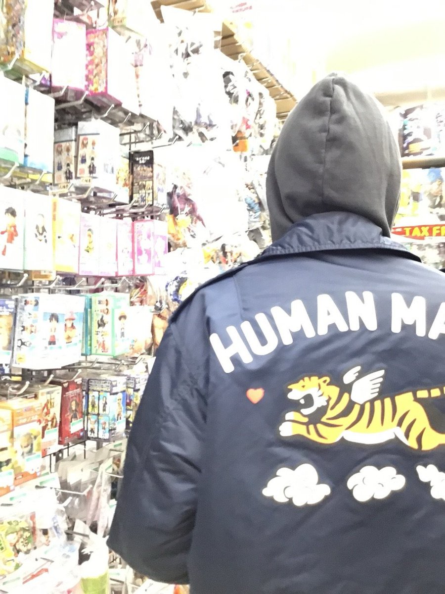 남친 선물 사러온 분
피규어 같은 거 잘 알지도 못하면서
받으면 좋아하겠지 싶어서 열심히 고르는 뒷모습