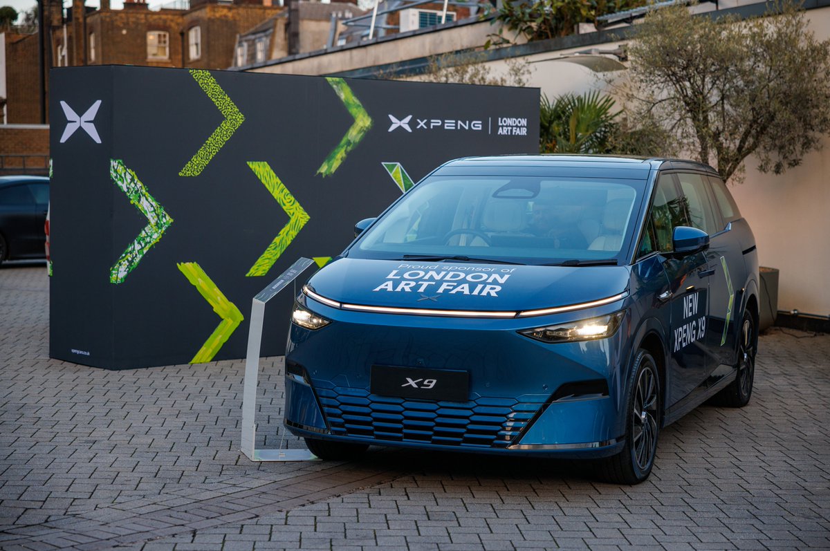 XPENG_Global's tweet photo. XPENG UK × London Art Fair
Proud to be the official automotive partner, where future mobility meets contemporary culture.
Highlights from the week included our 'Art in Motion' design talk, plus live portraits by local artist Mr Lee Lives @mrleelives.
Swipe to see how design meets technology.
$XPEV