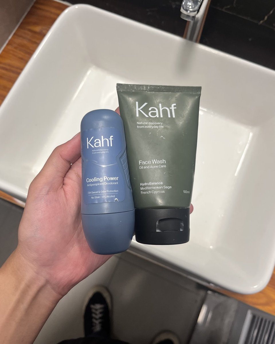 Cowok tuh simple yang penting muka ga minyakan dan badan ga bau alias cukup banget pake face wash dan deodorant buat anti bau.

cobain dua produk dari brand lokal ini. udah make ini dari lama dan hasilnya mantep juga walau harganya murah.