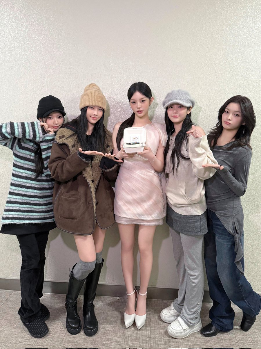 ILLIT_twt's tweet image. 우리 기특한 오리 은행장 수고했어💗
 앞으로 금요일은 우리랑 함께하자!
 
 #ILLIT #아일릿