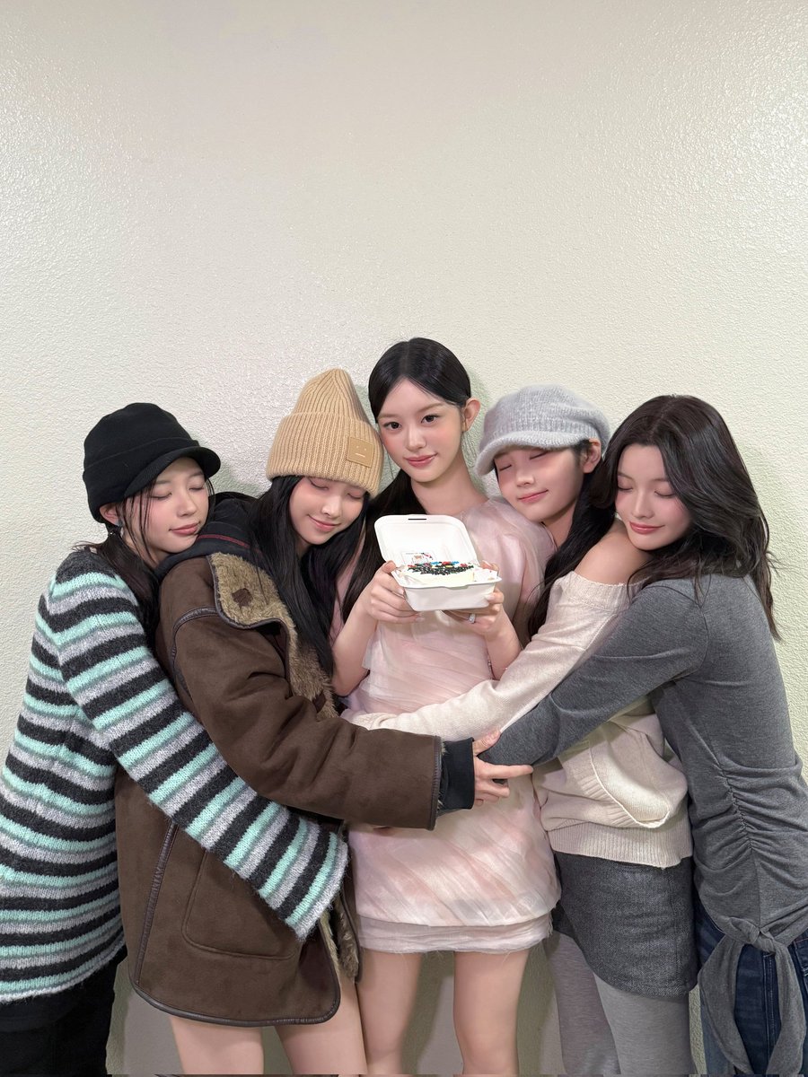 ILLIT_twt's tweet image. 우리 기특한 오리 은행장 수고했어💗
 앞으로 금요일은 우리랑 함께하자!
 
 #ILLIT #아일릿