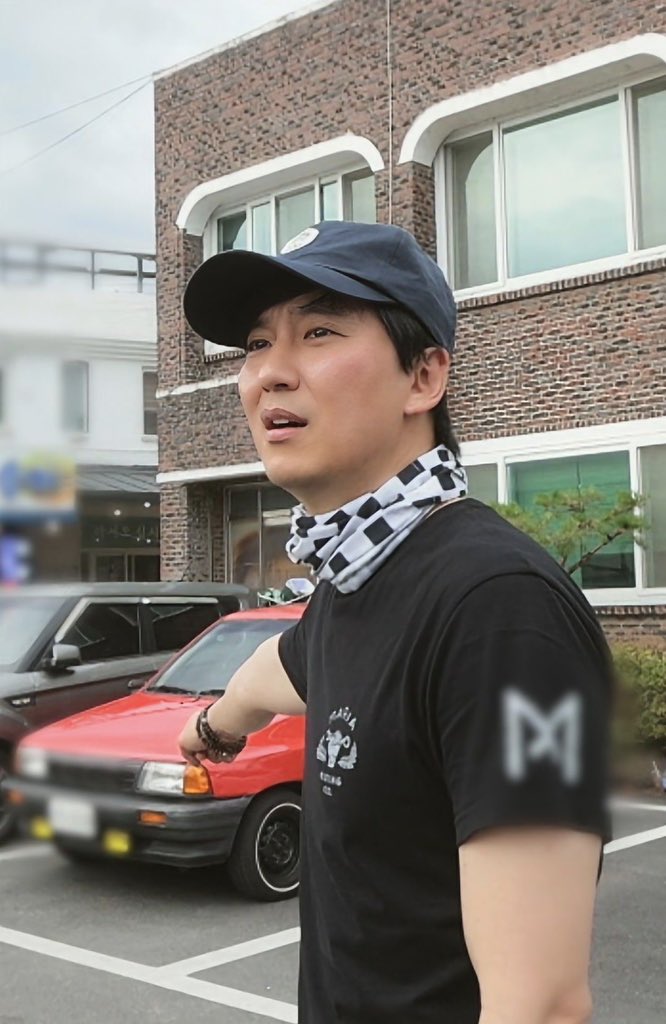 저 목에 있는거가 너무 아저씨같아서 좋은 느낌을 줌