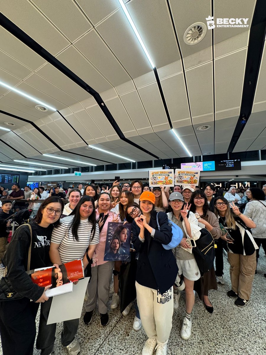 BeckyfanclubArg's tweet photo. Becky ya está en tierras australianas y recibió una cálida bienvenida por un grupo de fans 🫶🏻

BECKY GOES TO AUSOPEN26
#BeckyxPoloRalphLauren https://t.co/PGUs7ZHrFk