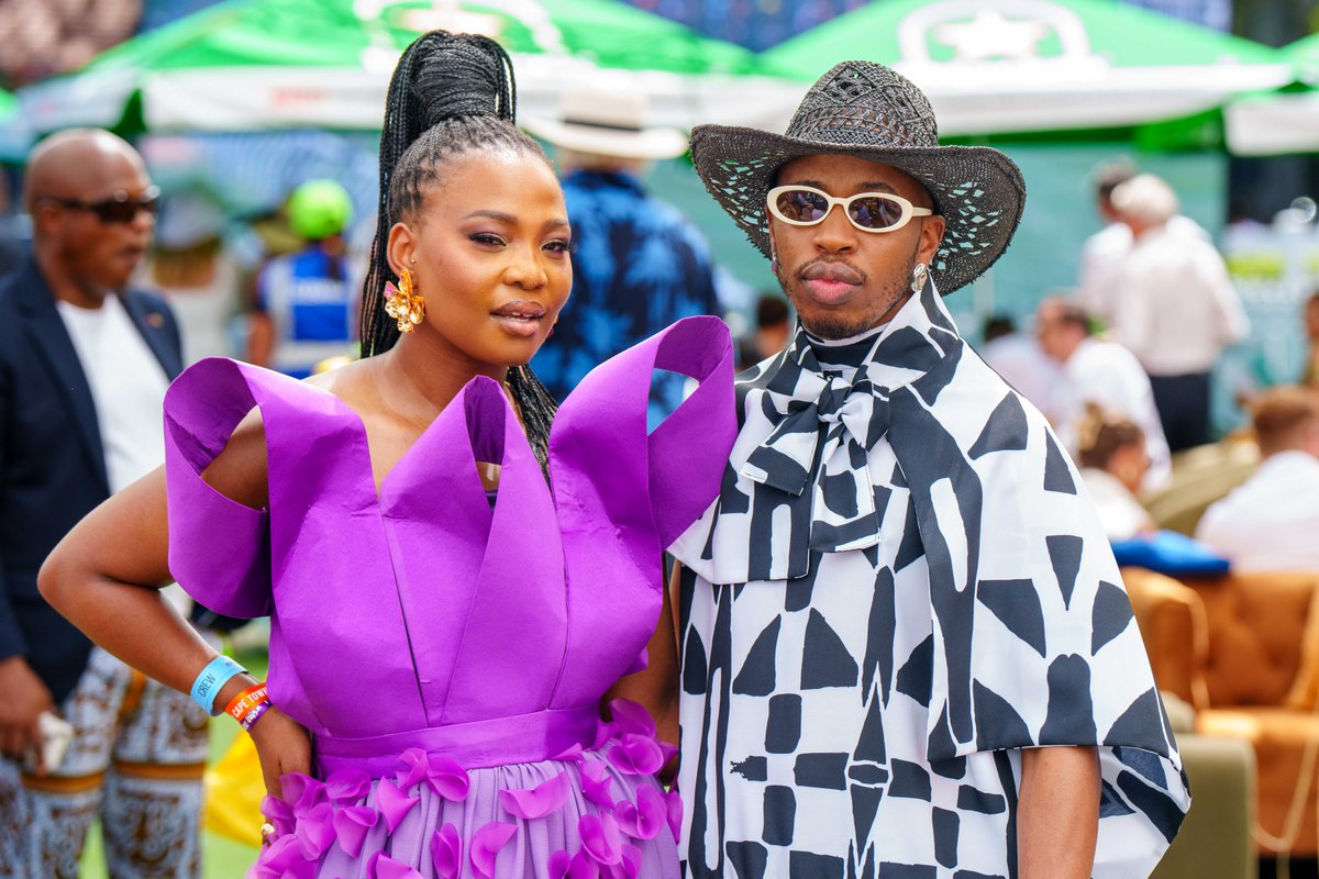 SABC3's tweet photo. Fashion comes alive at the WSB Cape Town Met.
Where bold style meets legendary racing.
๐
Sat, 31 Jan | โฐ13:00
๐บ SABC 3
๐ป Stream on https://t.co/GkI86IWPh7
#CapeMet #SABCSport #WSBCapeMet #JoinThePassion https://t.co/WBJH4BJHey