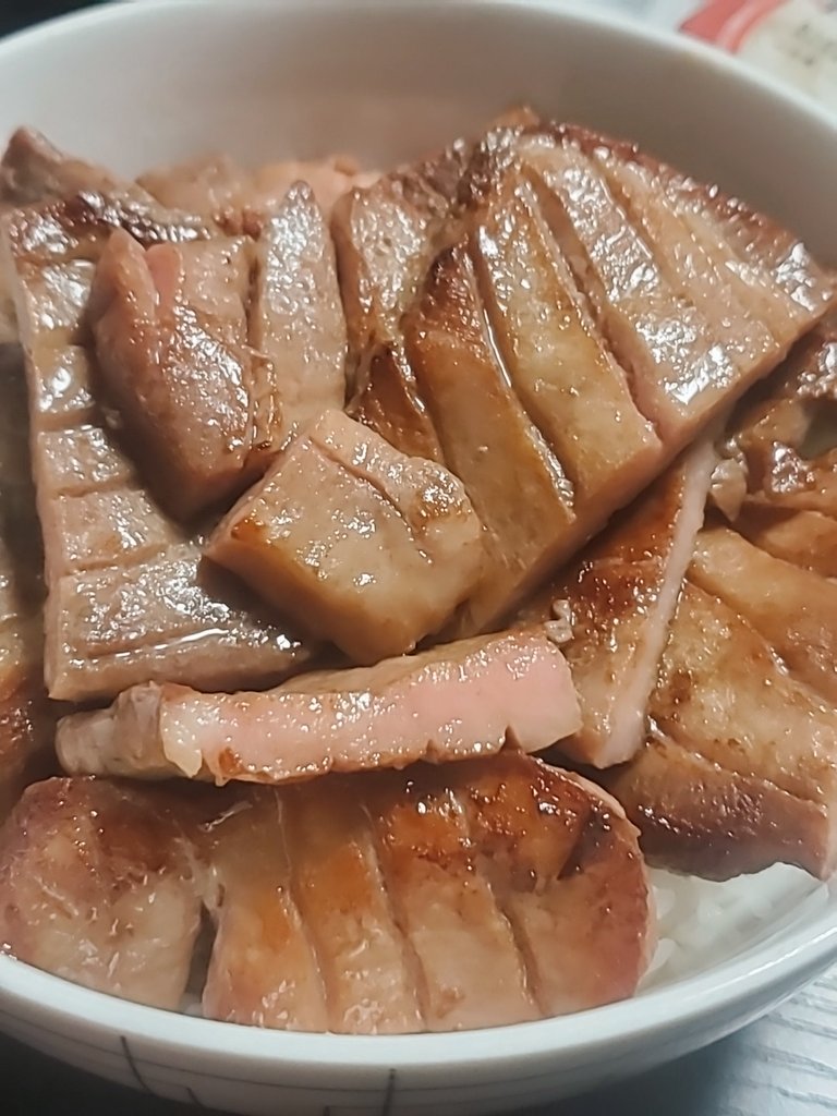 こんげつの生存報告
冷凍庫の中で牛タンが寝てたので起こしてみた。丼じゃああ！！！(とろろ付き)