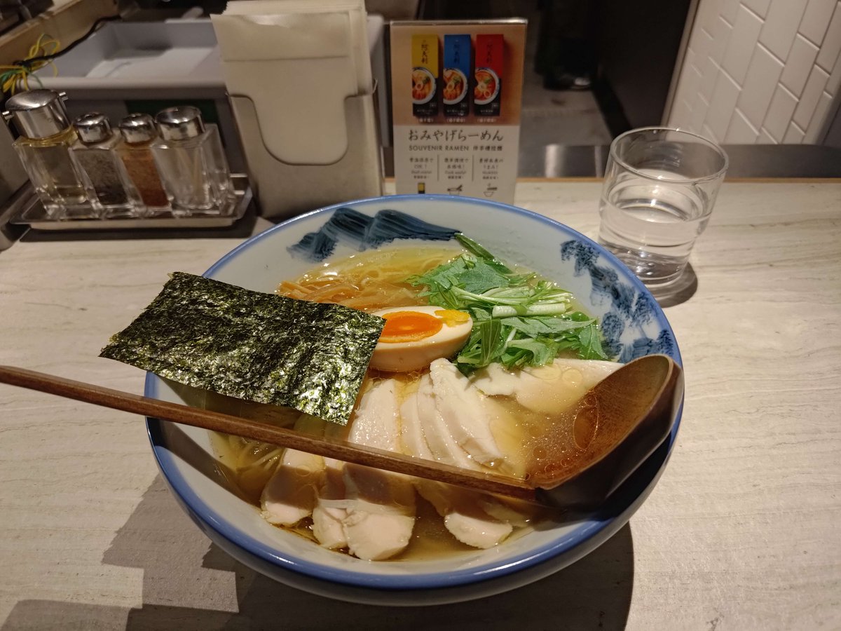 lin_player's tweet image. 柚子塩ラーメン➡️
柚子の香りがとても独特で、スープも麺もはっきり柚子を感じられる。
濃厚なのにどこかさっぱりしていて、すごく美味しかった。( 'ω')✨✨
#ラーメン日記 
#afuri