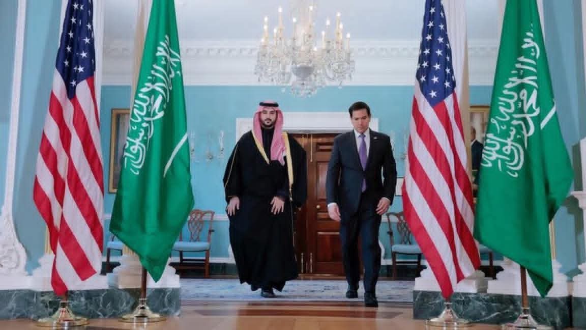 #السعودية : وزير الدفاع الامير خالد بن سلمان يجتمع مع مسؤولين من ادارة #ترامب. 
- #امريكا تؤكد على وحدة #سوريا و #السودان و #اليمن.
- امريكا تؤكد إنهاء الدعم العسكري لميليشيات #قسد.
- وزير الدفاع السعودي يلتقي وزير الحرب الامريكي.