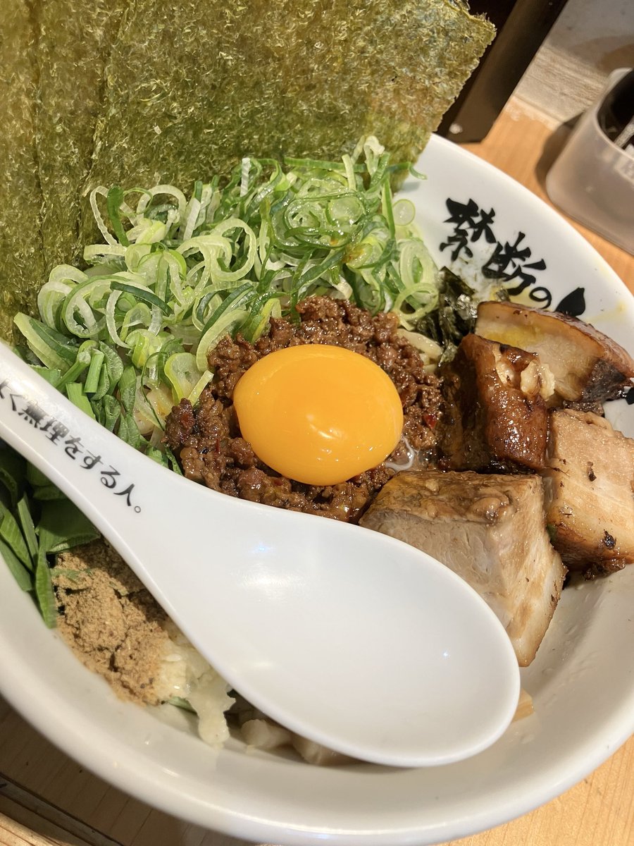 何か危ないものでも入ってるんじゃないかってくらい美味くて一口で完食した🍜