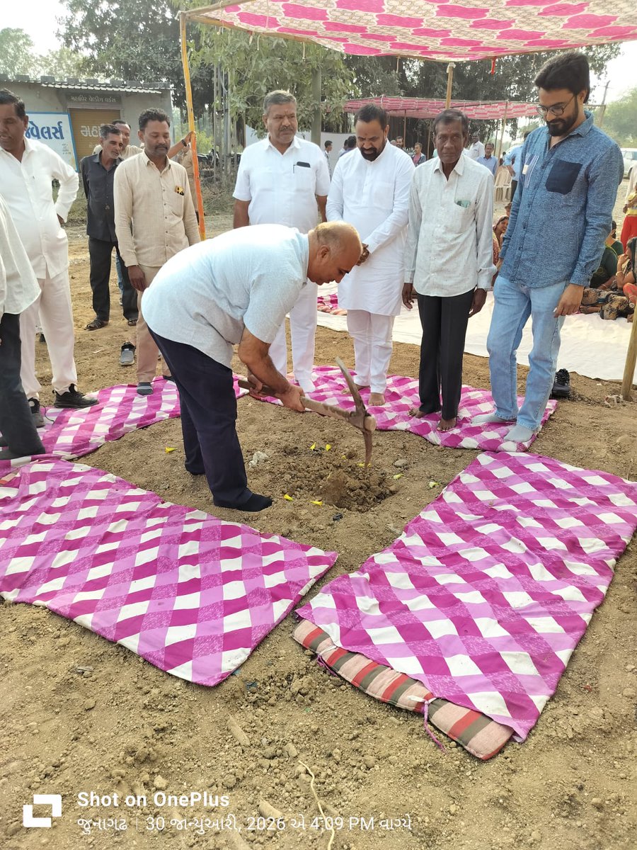 Tdovanthai's tweet photo. આજરોજ વંથલી તાલુકાના ગાંઠીલા અને ધણફુલીયા ગ્રામ પંચાયત ના ખાતમુહૂર્ત પ્રસંગે માનનીય ધારાસભ્ય શ્રી અરવિંદભાઈ લાડાણી જિલ્લા પંચાયત તાલુકા પંચાયત ના સદસ્યશ્રીઓ સરપંચ શ્રી ઓ તથા પદાધિકારીશ્રીની હાજરીમાં આજે આ કાર્યક્રમ ગાઠીલા મુકામે યોજવામાં આવેલ છે https://t.co/UsJNmxACd4