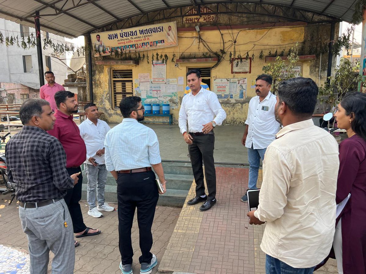 ઉમરગામ તાલુકાના ખાતલવાડા ગ્રામ પંચાયત ખાતે ગ્રામજનોની સમસ્યાઓને સાંભળી સમસ્યાઓનો ઝડપથી ઉકેલ લાવવા માટે સંબંધિત અધિકારી અને કર્મચારીઓને જણાવ્યું તથા ગામને વધુ સ્વચ્છ બનાવવા ગ્રામજનોને સહકાર આપવા તથા કર્મચારીઓને જરૂરી માર્ગદર્શન આપવામાં આપ્યું.
#TEAMVALSAD
<a href="/CMOGuj/">CMO Gujarat</a> <a href="/InfoGujarat/">Gujarat Information</a>