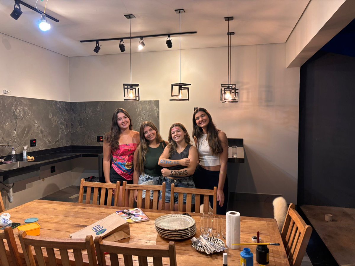 decarvalholivia's tweet photo. recomendo a todos passar na faculdade e ter amigas p comemorar com vc,mto boa essa sensação https://t.co/5WXDSBXCJe