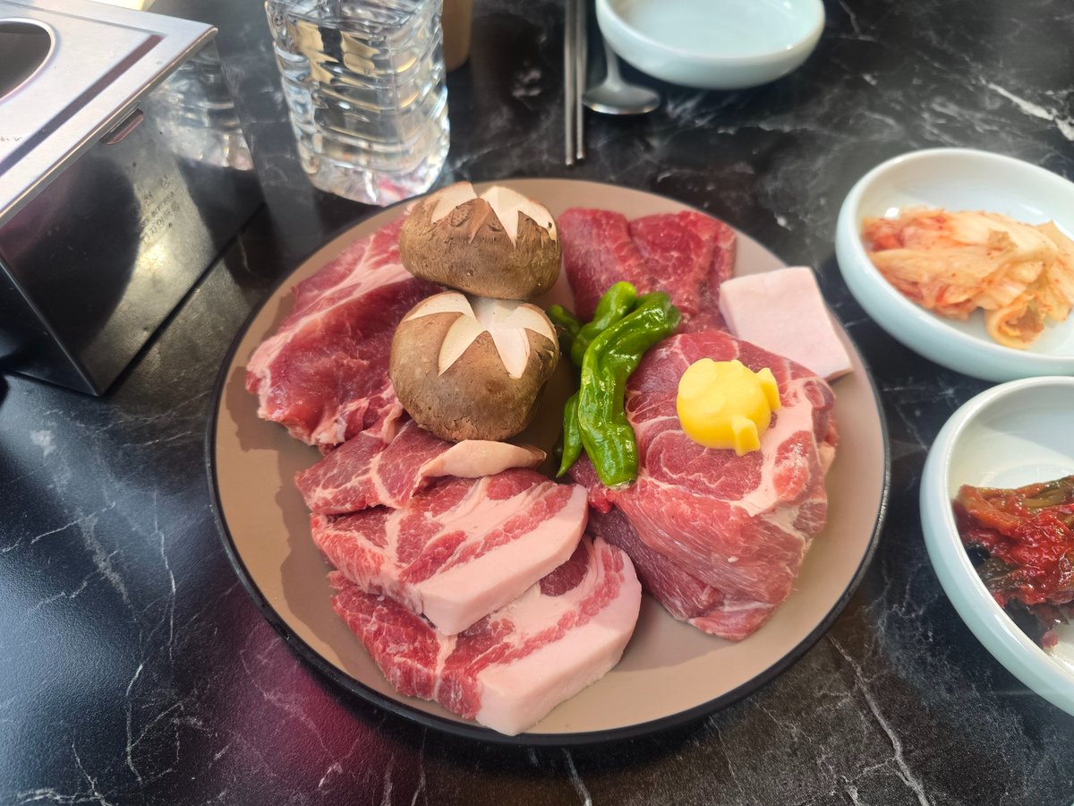 woop482's tweet image. 저기압일땐 고기앞