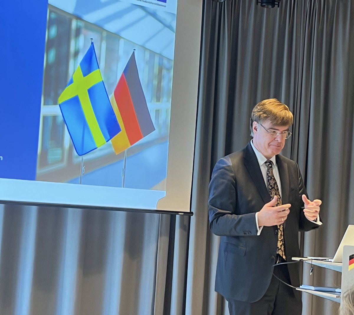 Political briefing ahead of our visit to Germany and Hamburg thank you Ambassador <a href="/GermanAmbSWE/">Ludger Siemes</a> for your presentation today for <a href="/Malardalsradet/">Mälardalsrådet</a> at the <a href="/TyskSvenskaHK/">Tysk-Svenska Handelskammaren</a>! 🇸🇪🇩🇪
