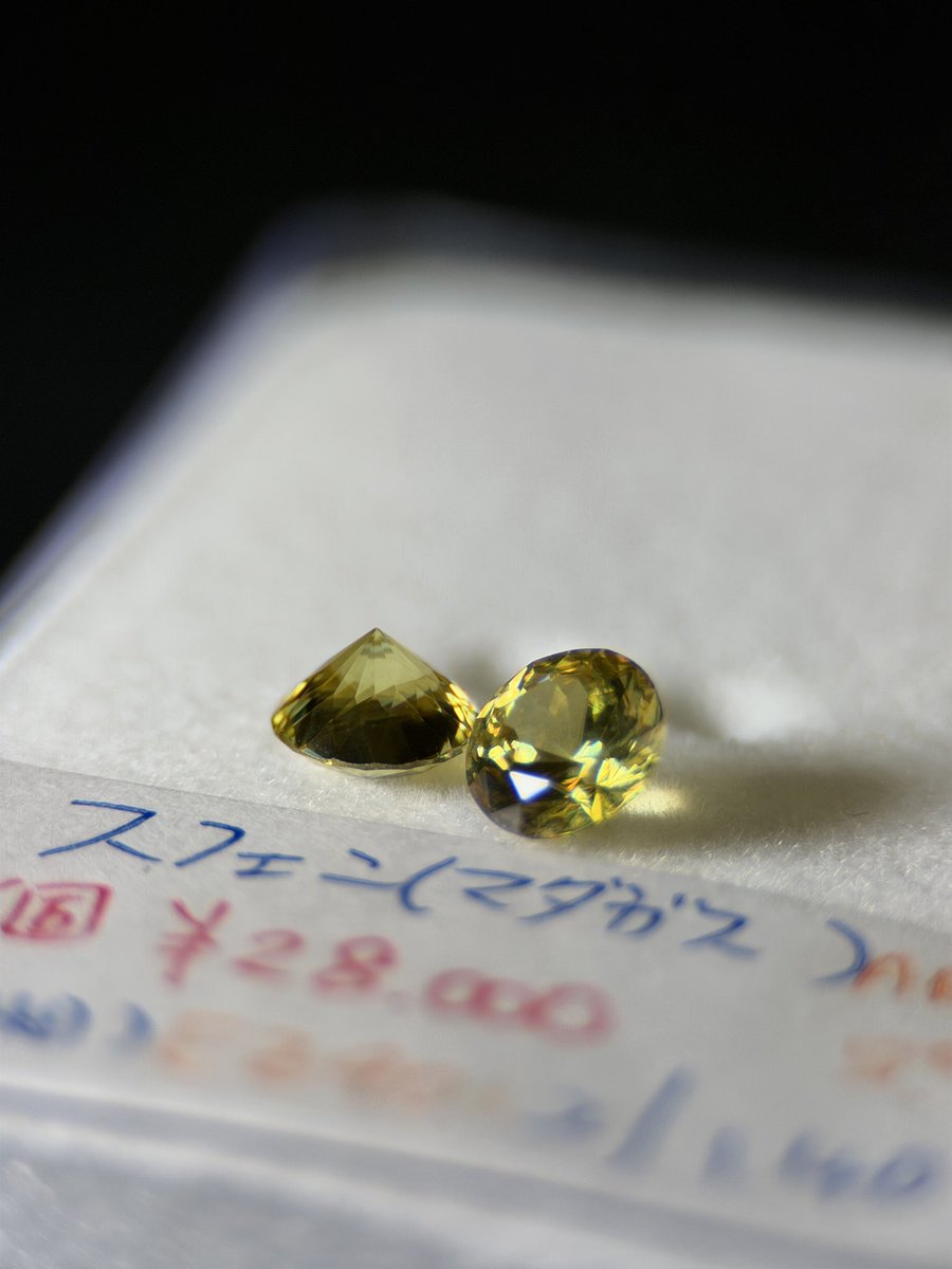 マダガスカル産 ギラギラなスフェーン ペア 組んでみました