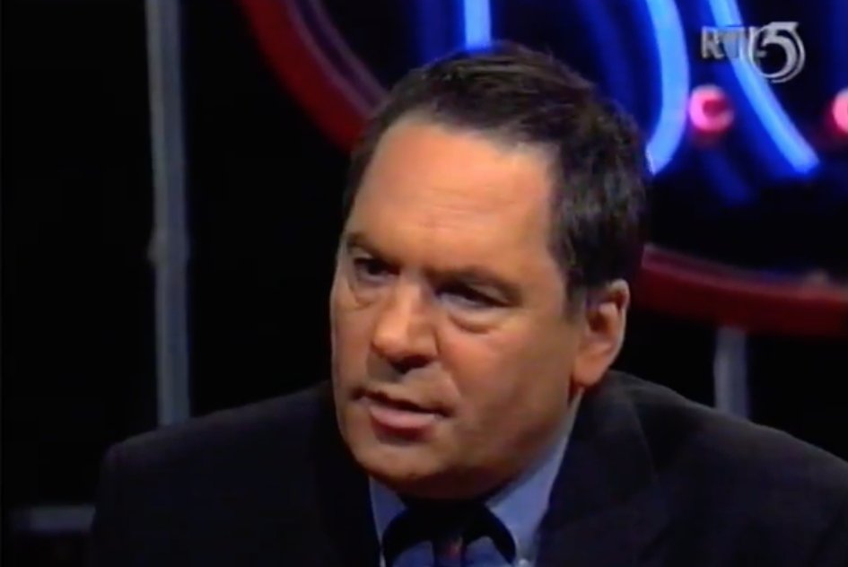 TheMerlynPost's tweet image. Ischa Meijer spaarde begin 1994 zijn baas Ruud Hendriks (toen nog net programmadirecteur van RTL) niet: 'U houdt toch van kwaliteit in uw privé-leven? Zet u dat als zakenman opzij?'
Hendriks beaamt dat.
Ischa: 'Dat heeft iets zieks.'