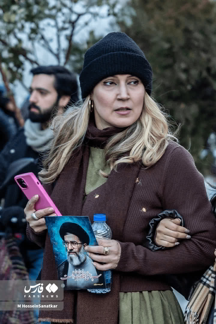 این مردم با هر تیپ و استایل پشت نظام و رهبری هستن، این مملکت مال ماهاست، اجنبی و پهلوی،  تفاله هاشون جایی واسه زیستن تو این خاک ندارن !