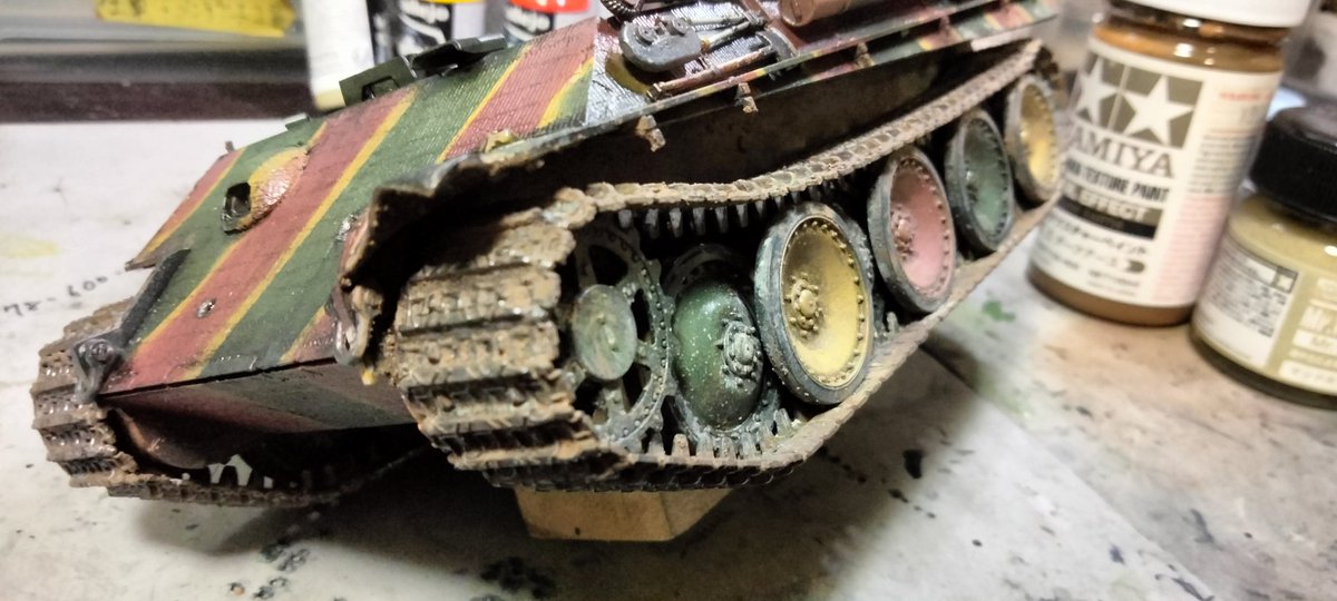 ウェザリング愛を
よりも強めに🐼

この塗料等を使いまして
履帯のウェザリングを進めてます🫡
どんどん行きますᐠ( ᐛ )ᐟ✨