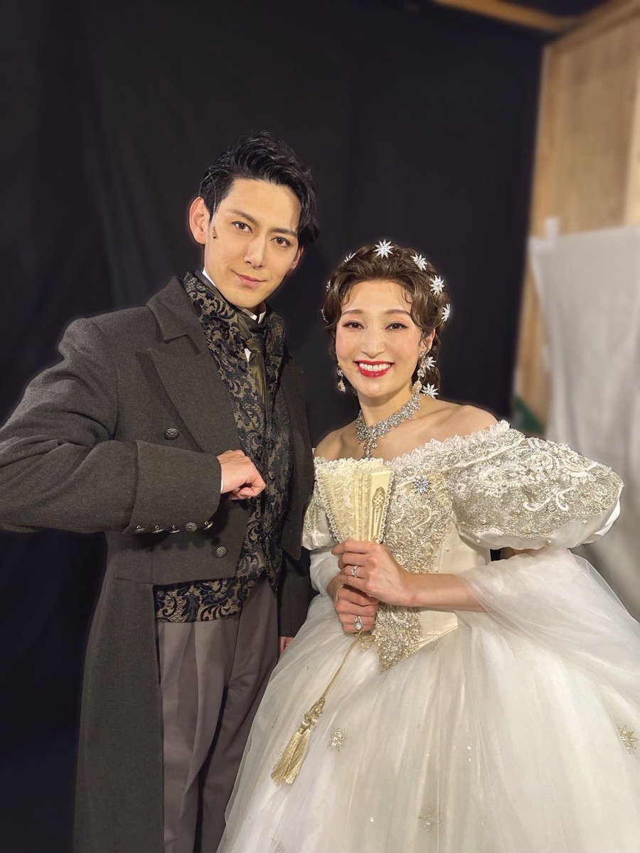 『エリザベート』ご視聴、ご観劇誠にありがとうございました🇭🇺
本日千穐楽を迎えられた望海風斗さんと✨
どの瞬間の歌声も素晴らしい、輝いてました✨✨✨
実はシシィと向き合うシーンがないのが残念。。。本当に素敵なエリザベートを観させていただきました。