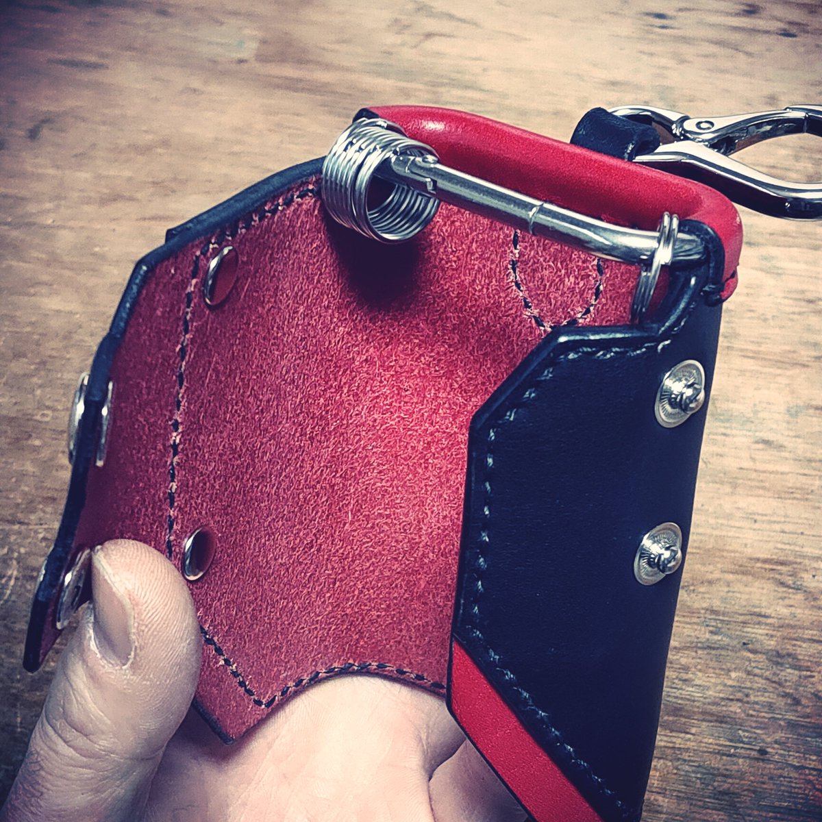 leather_luke's tweet image. オーダーメイド
カラビナを埋め込んだキーケース
革を濡らして形を整えるのに苦労した記憶
マルチツールも一緒にぶら下げるためにこの形状になりました

#キーケース
#keycase