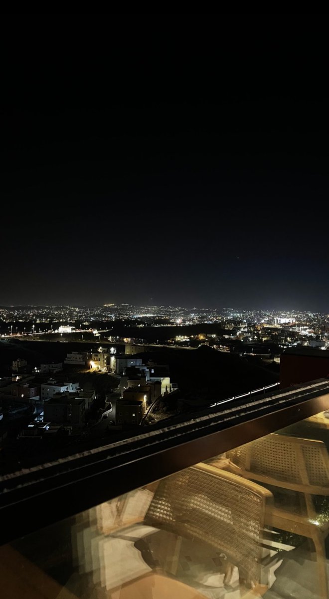 "أهواك يا أبها البهيه
أهوى الخيالات النقيه
أهواك في شدو الصباح
وفي ترانيم العشيه .. "