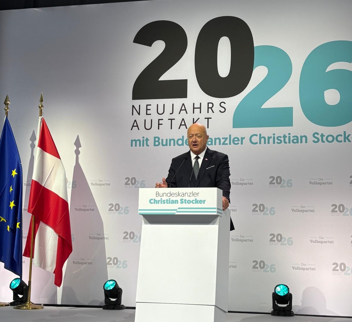 Rede von Bundeskanzler <a href="/_CStocker/">Christian Stocker</a> beim Neujahrsauftakt der <a href="/volkspartei/">Volkspartei</a>: 2026 wird das Jahr des Wirtschaftsaufschwungs. Mit neuen Partnerschaften, offenen Märkten und einer rot-weiß-roten Wirtschaftsoffensive stärken wir Wachstum, Exporte und Arbeitsplätze. Entlastung statt neuer