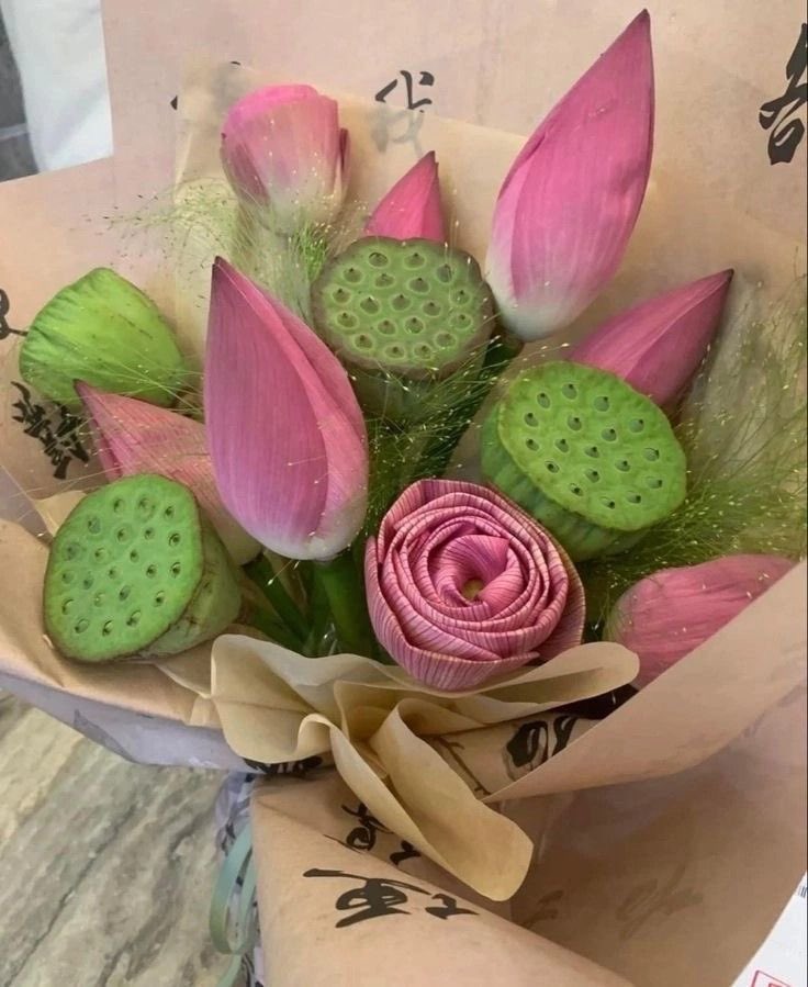 mmaiil_'s tweet image. เดินแถวบ้านเห็นดอกบัวแล้วคิดว่าวาเลนไทน์ปีนี้ช่อดอกบัวก็เป็นอีก1ดอกที่สวยถ้าเอาไปจัดช่อฉันเชฟไว้ในใจแล้วหนึ่งอีกอันนึงเป็นช่อผักแค่คิดก็เขิน 🪷⭐️🥦